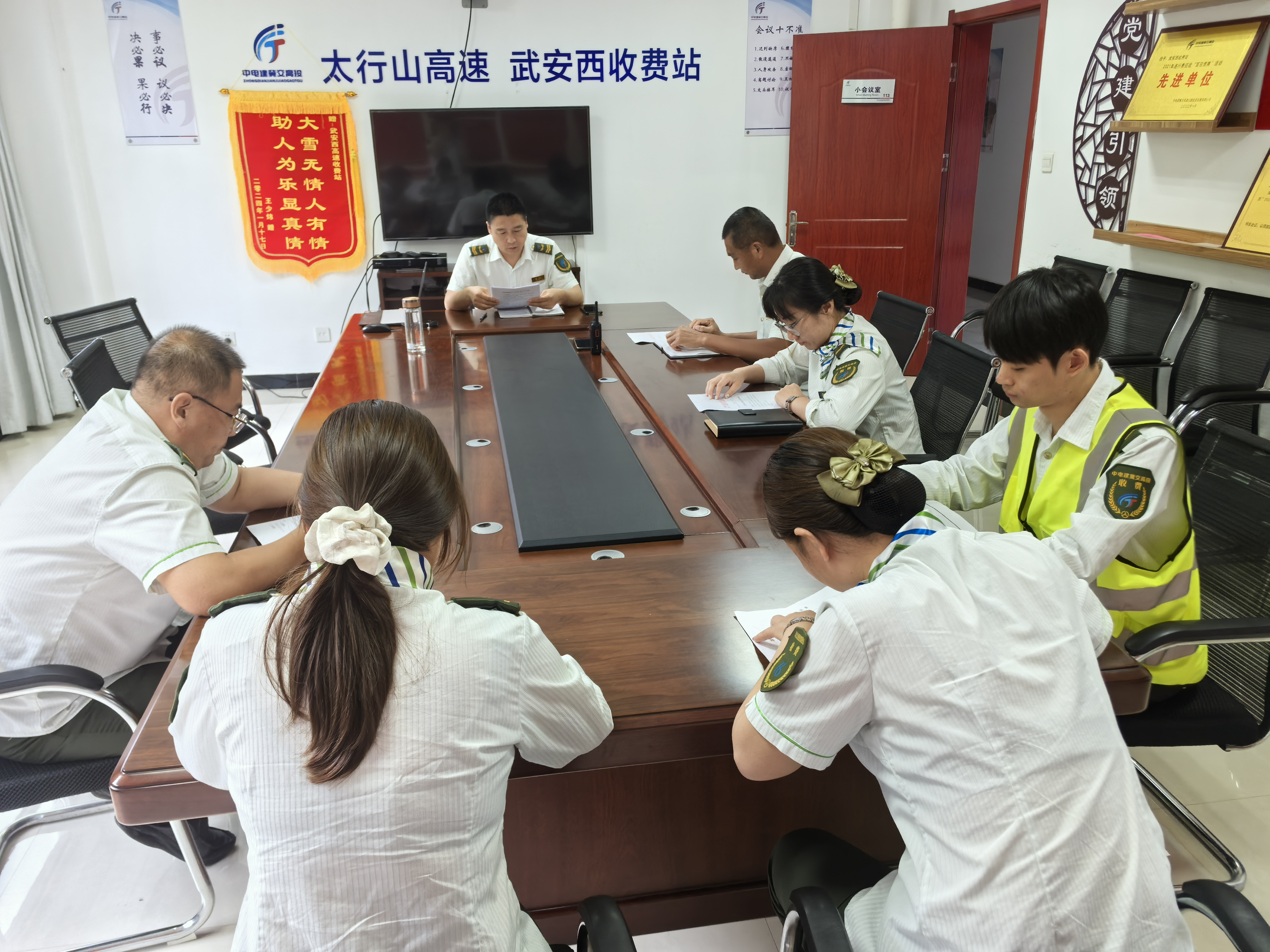 8aafc42efbbd8bbf05d6f1abdeae38b.jpg