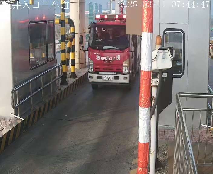 助力消防车快速通行.jpg 助力消防车快速通行.jpg